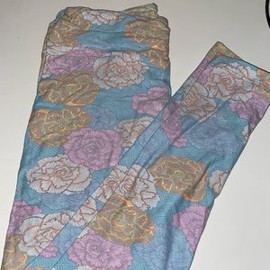 ⭐️4 for $20⭐️ LulaRoe leggings OS flowers 🌸!🤩